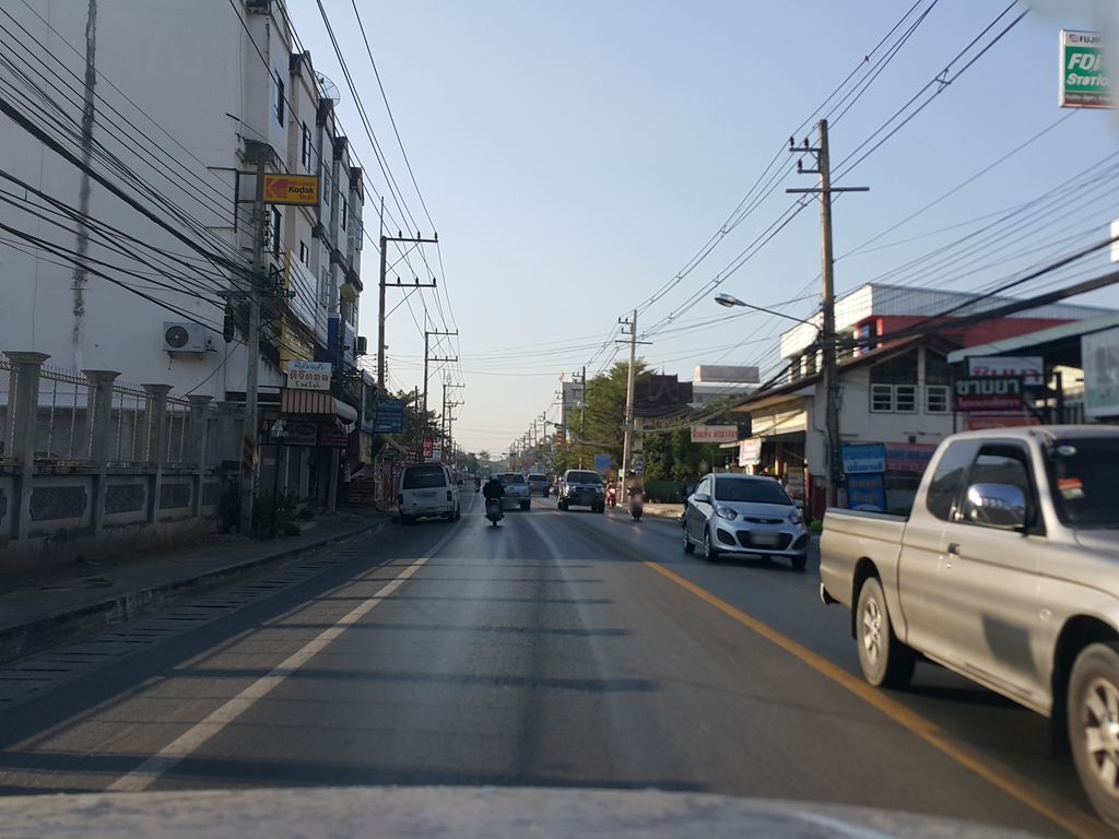 ภาพถนนตรงที่ Nuna-Flowers ตั้งอยู่ ถ่ายโดย jrcarlsen พ.ศ. 2558 (2015) · A street-level view of where Nuna-Flowers stands, by jrcarlsen in 2558 (2015)