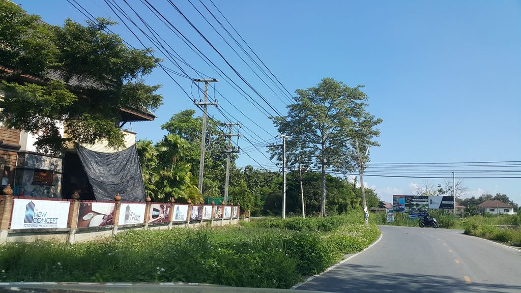 ภาพถนนตรงที่ Pool Suite Chiang Mai ตั้งอยู่ ถ่ายโดย jrcarlsen พ.ศ. 2559 (2016) · A street-level view of where Pool Suite Chiang Mai stands, by jrcarlsen in 2559 (2016)