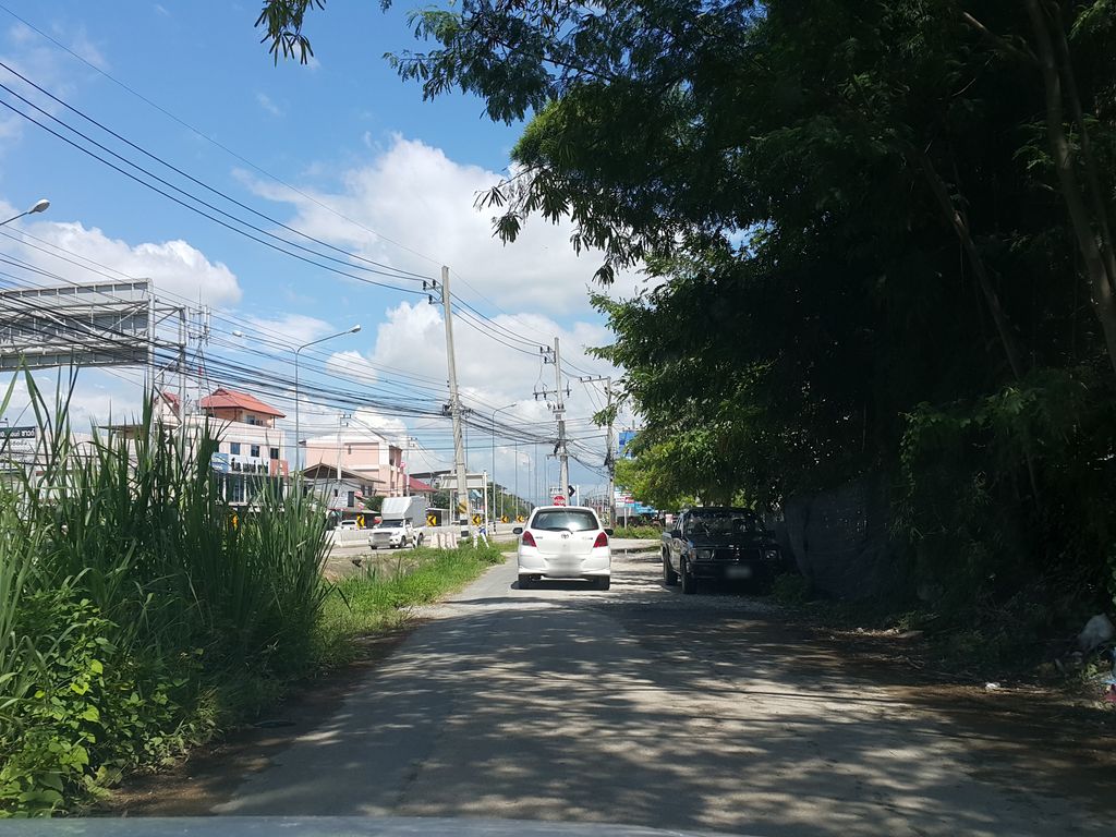 ภาพถนนตรงที่ Veterinary Diagnostic Center,chiangmai ตั้งอยู่ ถ่ายโดย jrcarlsen พ.ศ. 2558 (2015) · A street-level view of where Veterinary Diagnostic Center,chiangmai stands, by jrcarlsen in 2558 (2015)