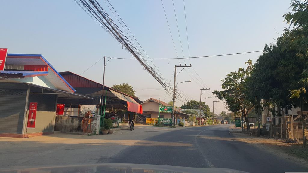 ภาพถนนตรงที่ ครัวริมปิง ตั้งอยู่ ถ่ายโดย jrcarlsen พ.ศ. 2566 (2023) · A street-level view of where ครัวริมปิง · Khruarimping stands, by jrcarlsen in 2566 (2023)