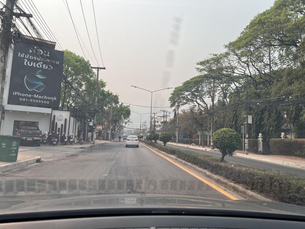 ภาพถนนตรงที่ Kelly B. Bag and Shoes Spa ตั้งอยู่ ถ่ายโดย lin_wang พ.ศ. 2567 (2024) · A street-level view of where Kelly B. Bag and Shoes Spa stands, by lin_wang in 2567 (2024)