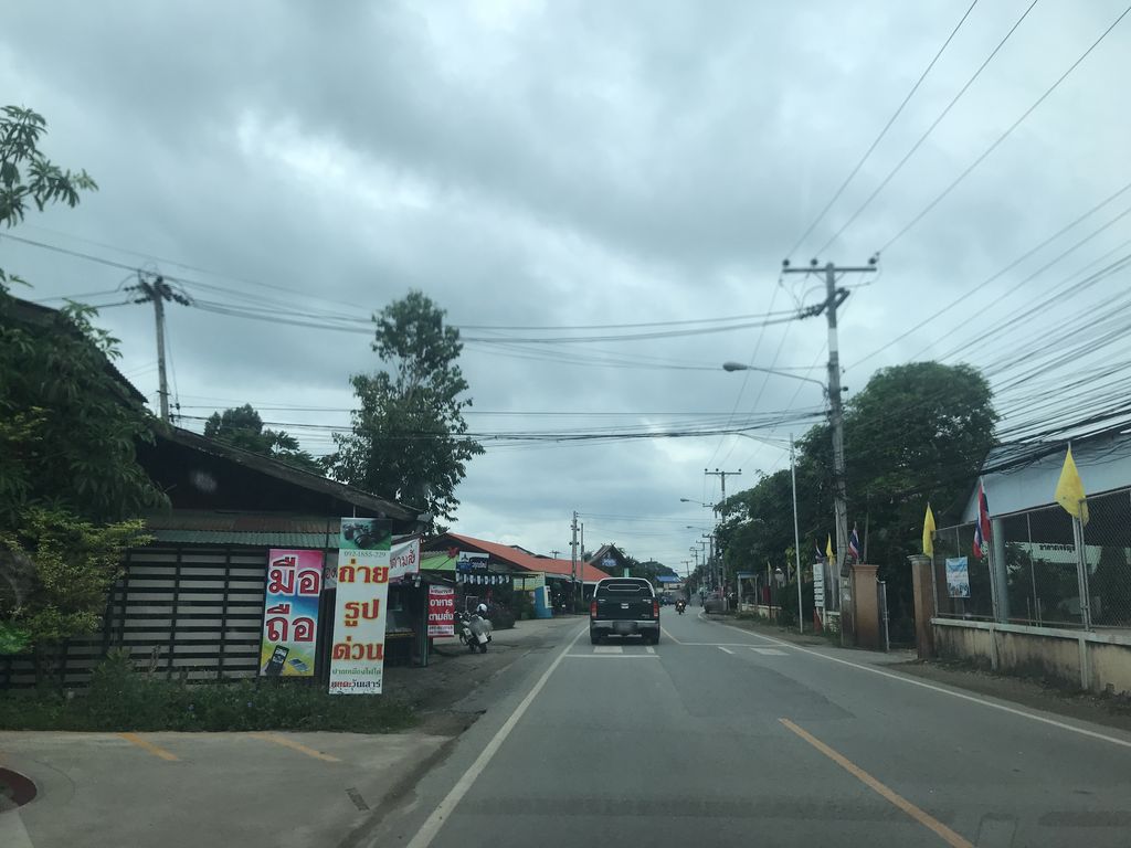 ภาพถนนตรงที่ IlarCoffee ไอลาคอฟฟี่ ตั้งอยู่ ถ่ายโดย prasert พ.ศ. 2561 (2018) · A street-level view of where IlarCoffee ไอลาคอฟฟี่ stands, by prasert in 2561 (2018)