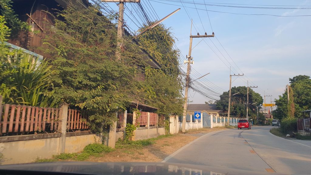 ภาพถนนตรงที่ ร้านพิซซ่าหน้าบ้าน ตั้งอยู่ ถ่ายโดย jrcarlsen พ.ศ. 2566 (2023) · A street-level view of where ร้านพิซซ่าหน้าบ้าน · Ran Pizza Naban stands, by jrcarlsen in 2566 (2023)