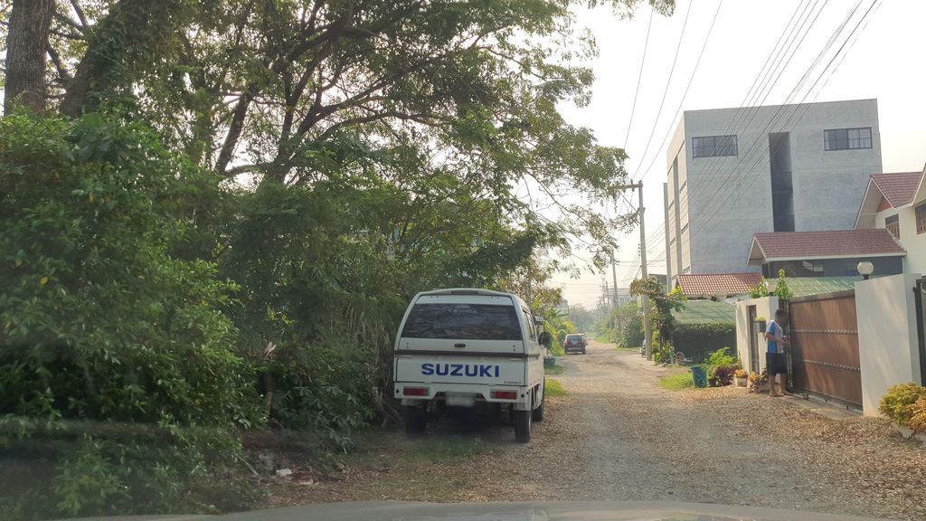 ภาพถนนตรงที่ ร้านเตี๋ยวไก่กัญ ตั้งอยู่ ถ่ายโดย jrcarlsen พ.ศ. 2565 (2022) · A street-level view of where ร้านเตี๋ยวไก่กัญ · Ran Tiaokai Kan stands, by jrcarlsen in 2565 (2022)