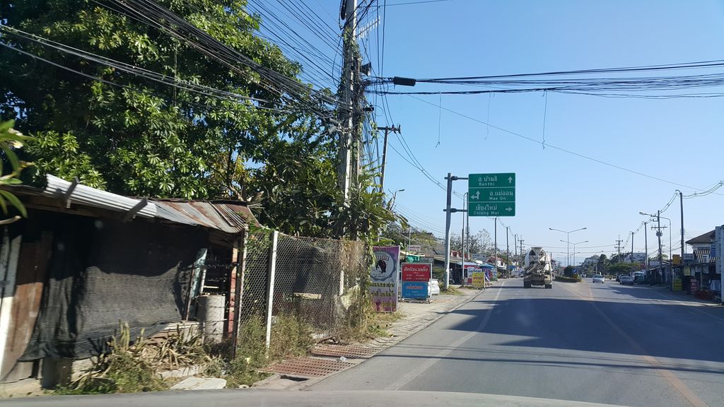 ภาพถนนตรงที่ สเต็กพี่ใหญ่ ตั้งอยู่ ถ่ายโดย jrcarlsen พ.ศ. 2560 (2017) · A street-level view of where สเต็กพี่ใหญ่ · Steak Phi Yai stands, by jrcarlsen in 2560 (2017)
