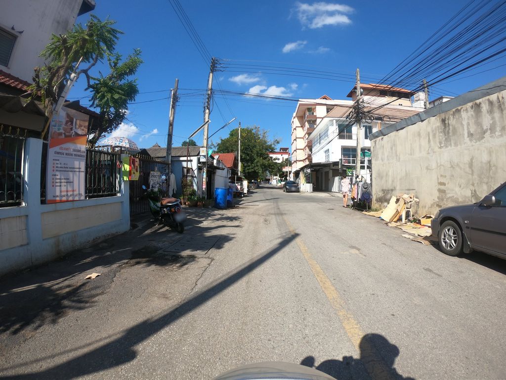 ภาพถนนตรงที่ จิราคอร์ท ตั้งอยู่ ถ่ายโดย chanuwath_grab พ.ศ. 2562 (2019) · A street-level view of where จิราคอร์ท · Chirakot stands, by chanuwath_grab in 2562 (2019)