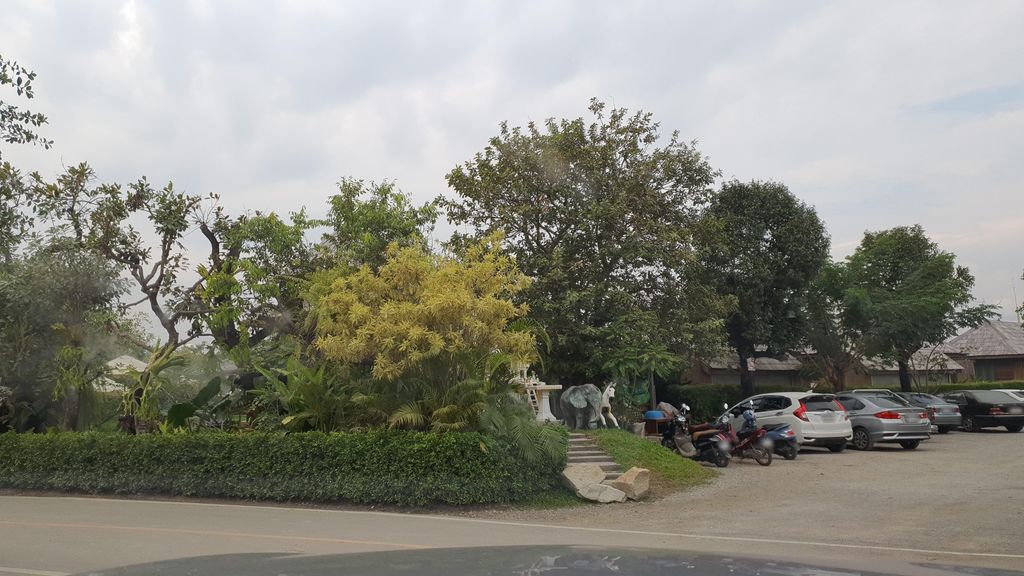 ภาพถนนตรงที่ พูลส์วิลล่ากลางนา ตั้งอยู่ ถ่ายโดย jrcarlsen พ.ศ. 2565 (2022) · A street-level view of where พูลส์วิลล่ากลางนา · Phun Villa Klangna stands, by jrcarlsen in 2565 (2022)