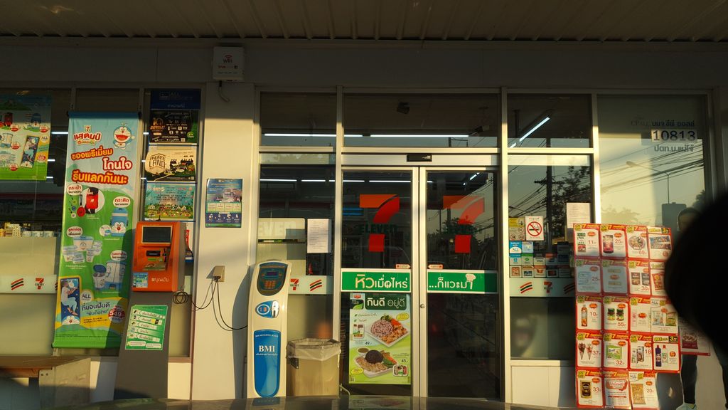 ภาพถนนตรงที่ Café Amazon ตั้งอยู่ ถ่ายโดย jrcarlsen พ.ศ. 2562 (2019) · A street-level view of where Café Amazon stands, by jrcarlsen in 2562 (2019)