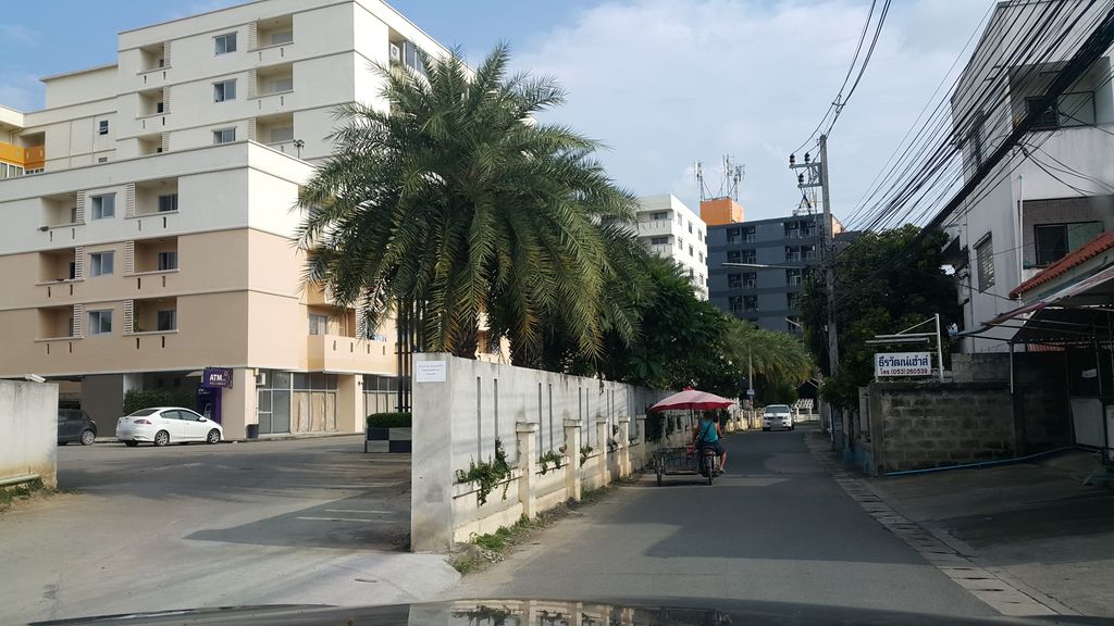 ภาพถนนตรงที่ Not Just Coffee CNX ตั้งอยู่ ถ่ายโดย jrcarlsen พ.ศ. 2559 (2016) · A street-level view of where Not Just Coffee CNX stands, by jrcarlsen in 2559 (2016)