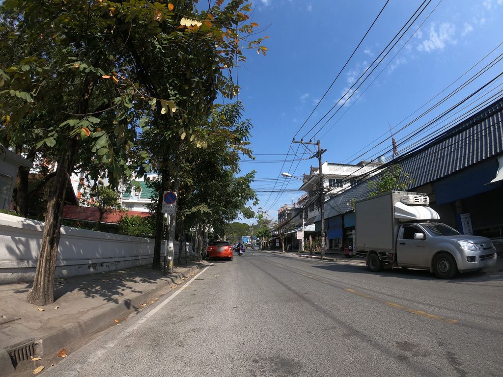ภาพถนนตรงที่ 113 Compound ตั้งอยู่ ถ่ายโดย chanuwath_grab พ.ศ. 2562 (2019) · A street-level view of where 113 Compound stands, by chanuwath_grab in 2562 (2019)