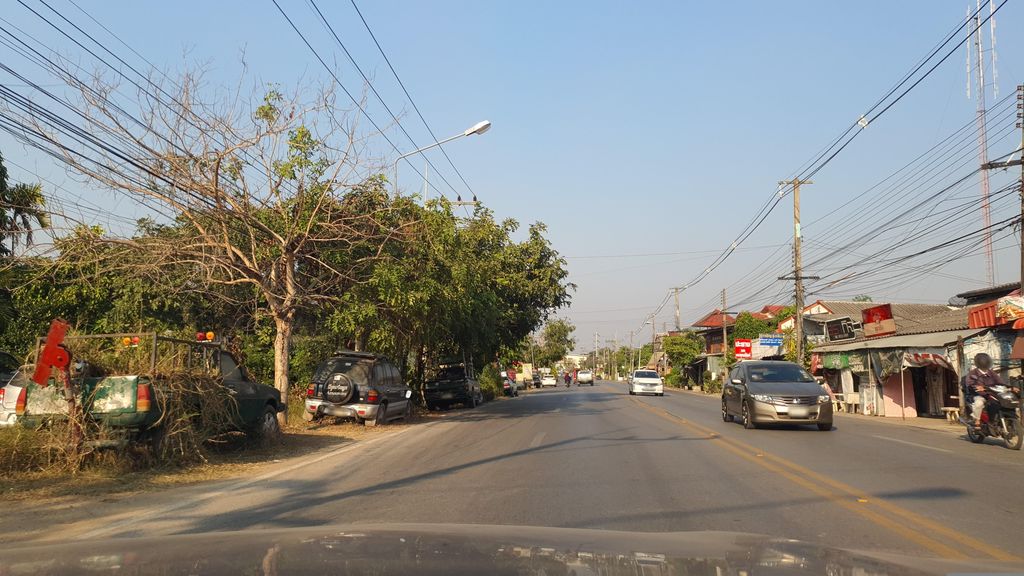 ภาพถนนตรงที่ ภิรญา88ฟู้ดส์ ตั้งอยู่ ถ่ายโดย jrcarlsen พ.ศ. 2566 (2023) · A street-level view of where ภิรญา88ฟู้ดส์ · Phinya88fut stands, by jrcarlsen in 2566 (2023)
