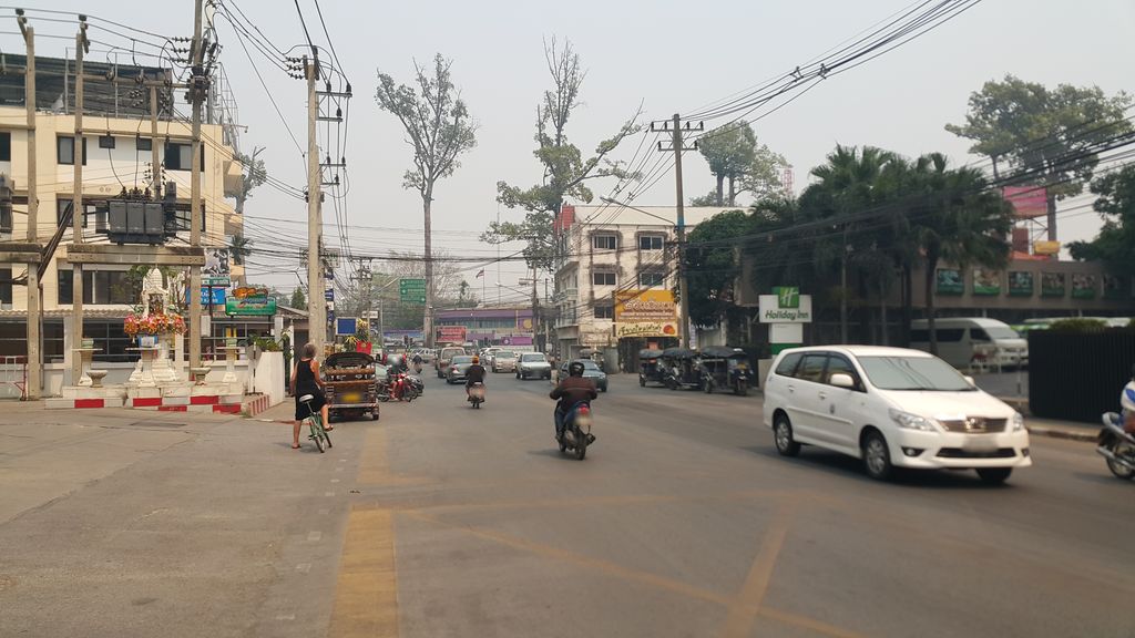 ภาพถนนตรงที่ Guest Service Center ตั้งอยู่ ถ่ายโดย jrcarlsen พ.ศ. 2558 (2015) · A street-level view of where Guest Service Center stands, by jrcarlsen in 2558 (2015)