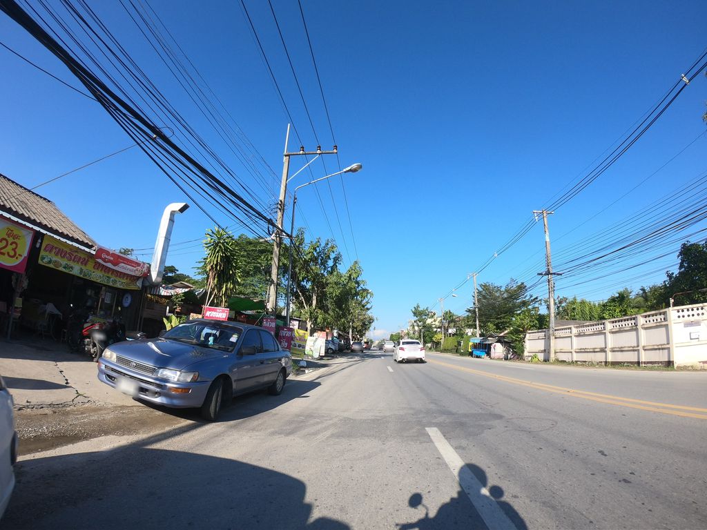ภาพถนนตรงที่ ครัวซัน ซี ตั้งอยู่ ถ่ายโดย chanuwath_grab พ.ศ. 2562 (2019) · A street-level view of where ครัวซัน ซี · Khruasan C stands, by chanuwath_grab in 2562 (2019)