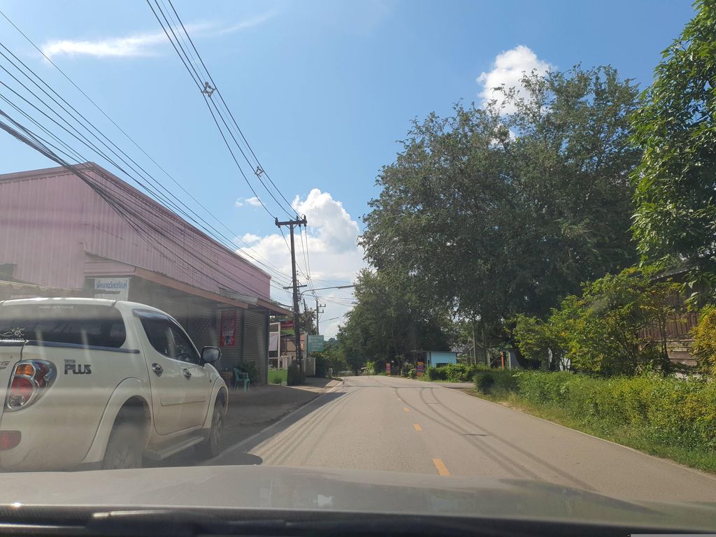 ภาพถนนตรงที่ ช่างใหญ่ โป่งกุ่ม ตั้งอยู่ ถ่ายโดย jrcarlsen พ.ศ. 2566 (2023) · A street-level view of where ช่างใหญ่ โป่งกุ่ม · Changyai Pong Kum stands, by jrcarlsen in 2566 (2023)