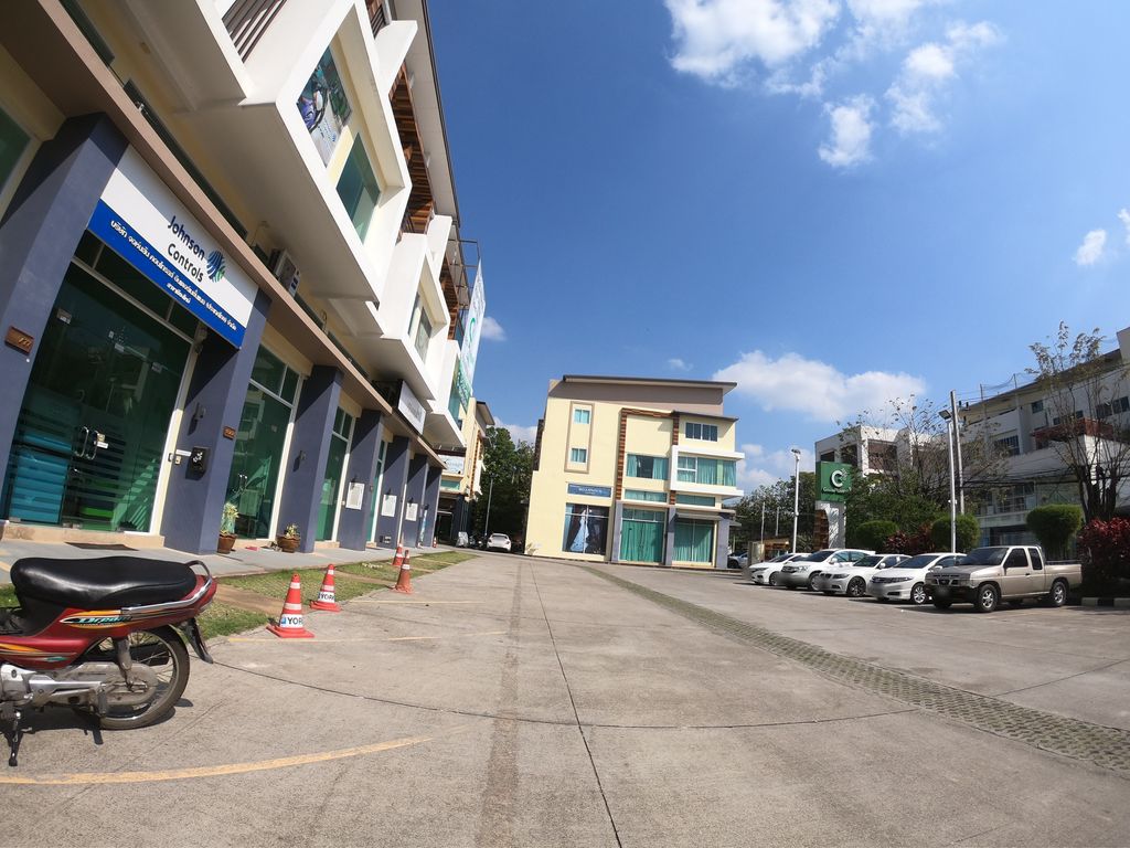 ภาพถนนตรงที่ Pisanus Thailand ตั้งอยู่ ถ่ายโดย chanuwath_grab พ.ศ. 2562 (2019) · A street-level view of where Pisanus Thailand stands, by chanuwath_grab in 2562 (2019)