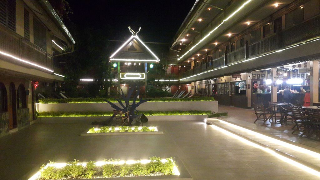 ภาพถนนตรงที่ The Salad Concept Kotchasarn ตั้งอยู่ ถ่ายโดย jrcarlsen พ.ศ. 2562 (2019) · A street-level view of where The Salad Concept Kotchasarn stands, by jrcarlsen in 2562 (2019)
