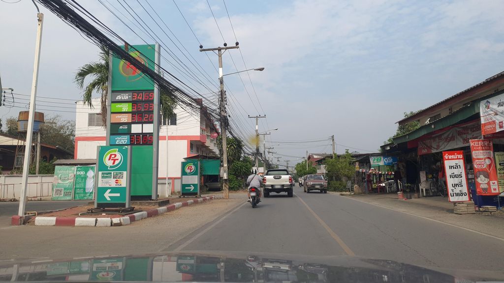 ภาพถนนตรงที่ วิเชียรเฟอร์นิเจอร์ ตั้งอยู่ ถ่ายโดย jrcarlsen พ.ศ. 2566 (2023) · A street-level view of where วิเชียรเฟอร์นิเจอร์ · Wichian Furniture stands, by jrcarlsen in 2566 (2023)