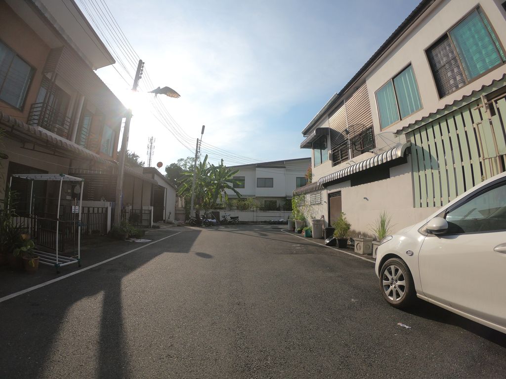 ภาพถนนตรงที่ ไอศกรีมกะทิสด ตั้งอยู่ ถ่ายโดย chanuwath_grab พ.ศ. 2562 (2019) · A street-level view of where ไอศกรีมกะทิสด · Aisakrim Kathi Sot stands, by chanuwath_grab in 2562 (2019)
