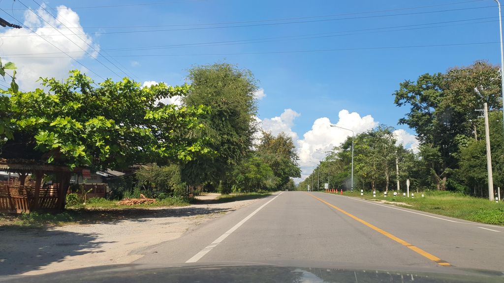 ภาพถนนตรงที่ บ้านหนองหล่ม ตั้งอยู่ ถ่ายโดย jrcarlsen พ.ศ. 2564 (2021) · A street-level view of where บ้านหนองหล่ม · Ban Nong Lom stands, by jrcarlsen in 2564 (2021)