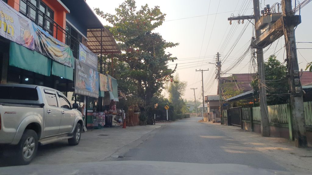 ภาพถนนตรงที่ ครัวอุ้ยคำ อาหารพื้นเมือง ตั้งอยู่ ถ่ายโดย jrcarlsen พ.ศ. 2566 (2023) · A street-level view of where ครัวอุ้ยคำ อาหารพื้นเมือง · Khruauikham Ahan Phuenmueang stands, by jrcarlsen in 2566 (2023)