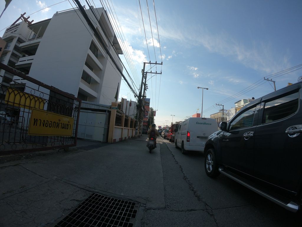ภาพถนนตรงที่ หมาแมวมีโชค  Pet Care Clinic ตั้งอยู่ ถ่ายโดย chanuwath_grab พ.ศ. 2562 (2019) · A street-level view of where หมาแมวมีโชค  Pet Care Clinic stands, by chanuwath_grab in 2562 (2019)