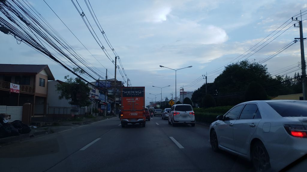 ภาพถนนตรงที่ อิ่มหมีพีมัน ตั้งอยู่ ถ่ายโดย silamanee พ.ศ. 2561 (2018) · A street-level view of where อิ่มหมีพีมัน · Immiphiman stands, by silamanee in 2561 (2018)