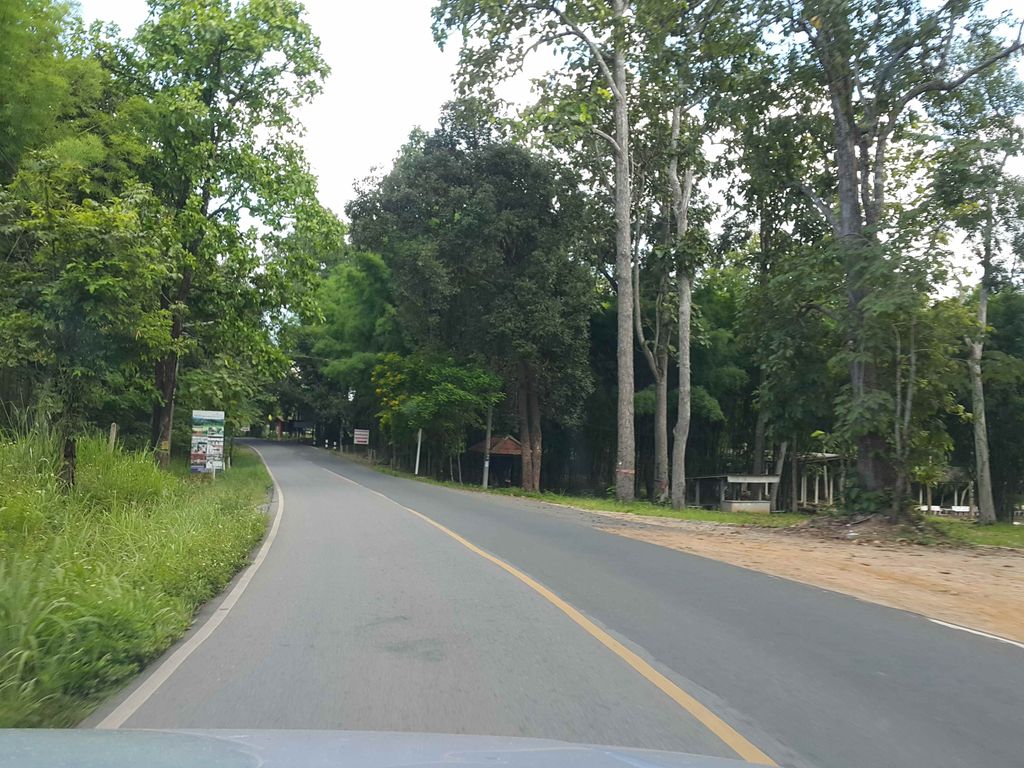 ภาพถนนตรงที่ โรงพยาบาลเมาน์เท่นวิว ตั้งอยู่ ถ่ายโดย jrcarlsen พ.ศ. 2558 (2015) · A street-level view of where โรงพยาบาลเมาน์เท่นวิว · Maothen View Hospital stands, by jrcarlsen in 2558 (2015)
