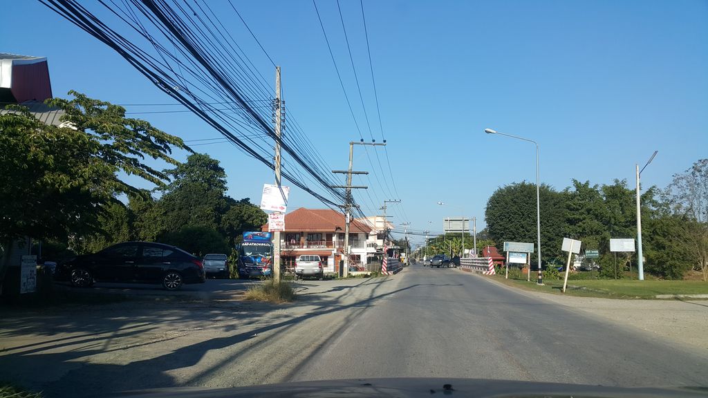 ภาพถนนตรงที่ ไอซ์ต๊อด ไอติมกะทิสด ตั้งอยู่ ถ่ายโดย jrcarlsen พ.ศ. 2562 (2019) · A street-level view of where ไอซ์ต๊อด ไอติมกะทิสด · Aitot Aitimkathitda stands, by jrcarlsen in 2562 (2019)