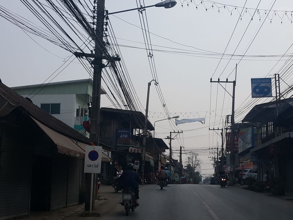 ภาพถนนตรงที่ มินนี่โฟน เชียงดาว ตั้งอยู่ ถ่ายโดย jrcarlsen พ.ศ. 2559 (2016) · A street-level view of where มินนี่โฟน เชียงดาว · Minnifon Chiang Dao stands, by jrcarlsen in 2559 (2016)