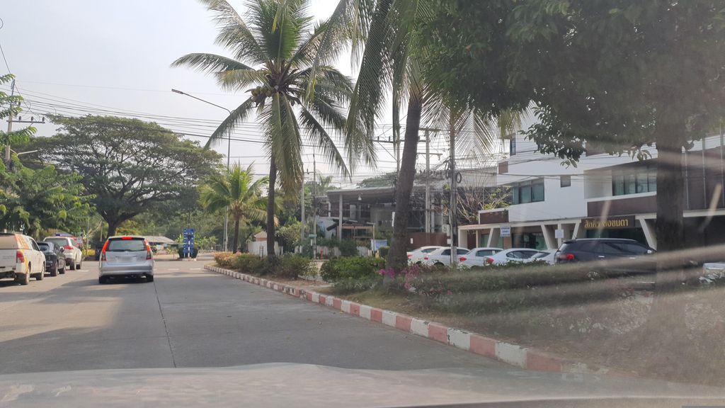 ภาพถนนตรงที่ บริษัท ทริปเปิ้ลที บรอดแบนด์ จำกัด (มหาชน) ตั้งอยู่ ถ่ายโดย jrcarlsen พ.ศ. 2566 (2023) · A street-level view of where บริษัท ทริปเปิ้ลที บรอดแบนด์ จำกัด (มหาชน) · Sippoenthi Barotbaen Chamkat (mahatna) Company stands, by jrcarlsen in 2566 (2023)