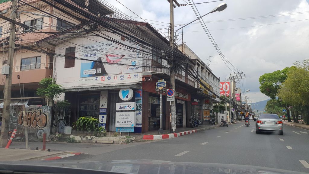 ภาพถนนตรงที่ Lanna Come Spa ตั้งอยู่ ถ่ายโดย jrcarlsen พ.ศ. 2565 (2022) · A street-level view of where Lanna Come Spa stands, by jrcarlsen in 2565 (2022)