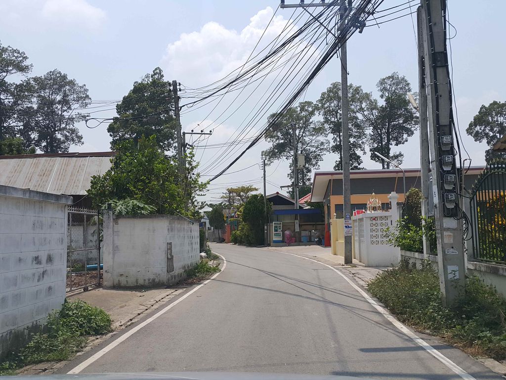 ภาพถนนตรงที่ ต่อขนตา ทำเล็บ สปา : House11 Beauty Studio ตั้งอยู่ ถ่ายโดย jrcarlsen พ.ศ. 2558 (2015) · A street-level view of where ต่อขนตา ทำเล็บ สปา : House11 Beauty Studio stands, by jrcarlsen in 2558 (2015)