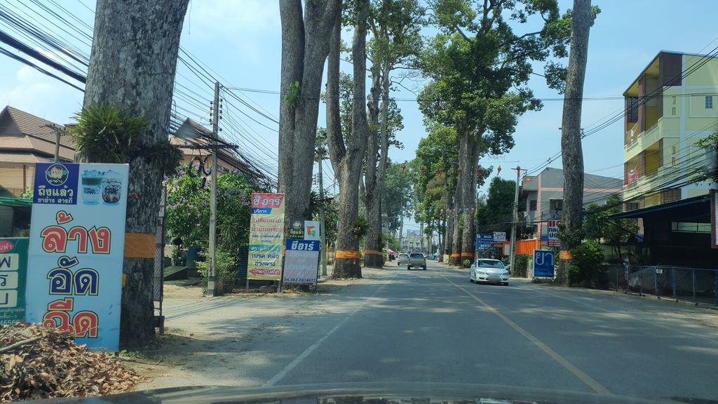 ภาพถนนตรงที่ ทิยาทรายสี ตั้งอยู่ ถ่ายโดย jrcarlsen พ.ศ. 2564 (2021) · A street-level view of where ทิยาทรายสี · Thiyasaisi stands, by jrcarlsen in 2564 (2021)
