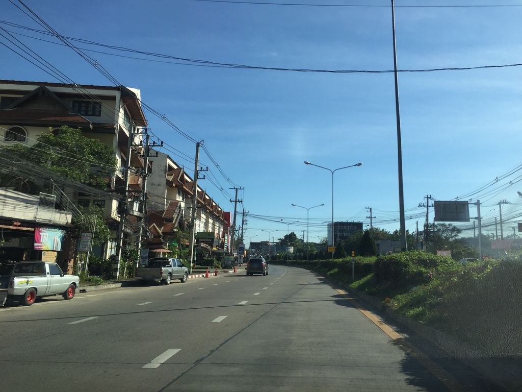 ภาพถนนตรงที่ KingMath Meechok ChiangMai ตั้งอยู่ ถ่ายโดย kyoko พ.ศ. 2561 (2018) · A street-level view of where KingMath Meechok ChiangMai stands, by kyoko in 2561 (2018)