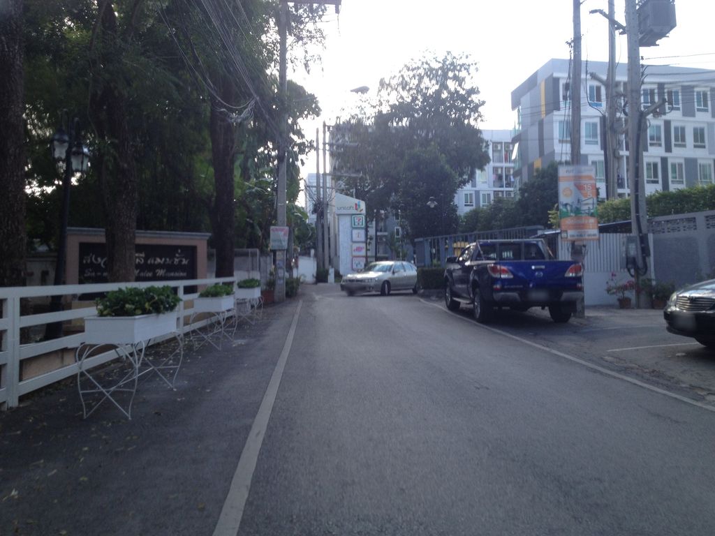 ภาพถนนตรงที่ สงวนมาลี แมนชั่น ตั้งอยู่ ถ่ายโดย jimwatana พ.ศ. 2558 (2015) · A street-level view of where สงวนมาลี แมนชั่น · Sanguanmali Mansion stands, by jimwatana in 2558 (2015)