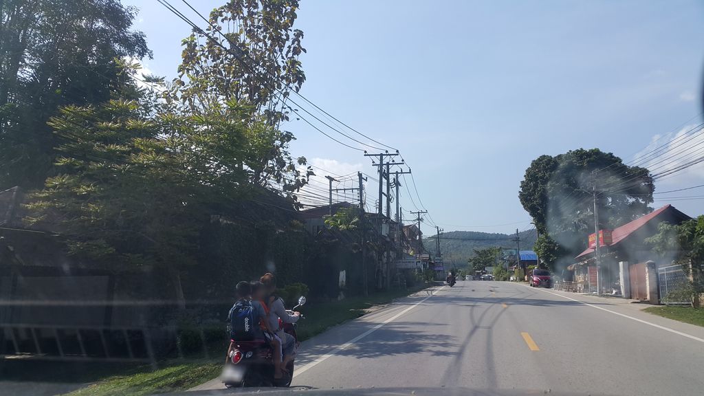 ภาพถนนตรงที่ ร้านแม่แรมการไฟฟ้า ตั้งอยู่ ถ่ายโดย jrcarlsen พ.ศ. 2562 (2019) · A street-level view of where ร้านแม่แรมการไฟฟ้า · Ran Mae Raem Kanfaifa stands, by jrcarlsen in 2562 (2019)