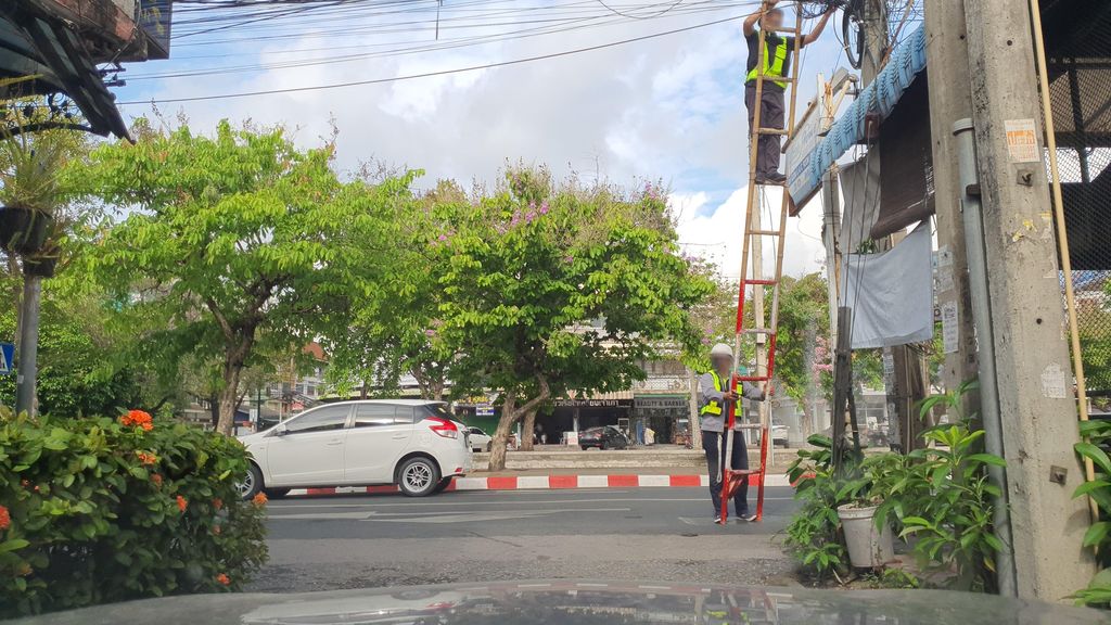 ภาพถนนตรงที่ Adventure Center Chiang Mai ตั้งอยู่ ถ่ายโดย jrcarlsen พ.ศ. 2565 (2022) · A street-level view of where Adventure Center Chiang Mai stands, by jrcarlsen in 2565 (2022)