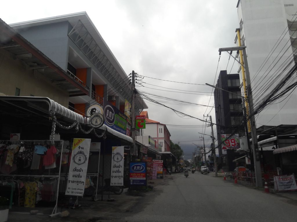 ภาพถนนตรงที่ ร้านคิ้วตี้ อาย ตั้งอยู่ ถ่ายโดย superbate พ.ศ. 2561 (2018) · A street-level view of where ร้านคิ้วตี้ อาย · Ran Khio Ti Ai stands, by superbate in 2561 (2018)