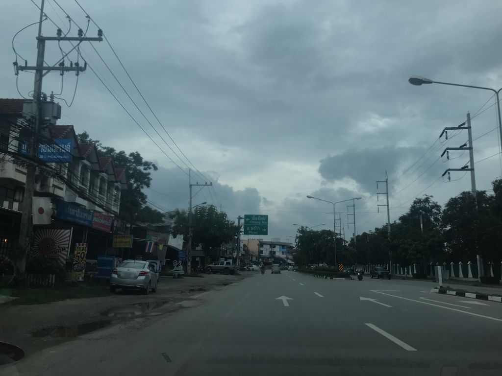 ภาพถนนตรงที่ TOOTH CRAFT Dental Clinic ตั้งอยู่ ถ่ายโดย prasert พ.ศ. 2561 (2018) · A street-level view of where TOOTH CRAFT Dental Clinic stands, by prasert in 2561 (2018)