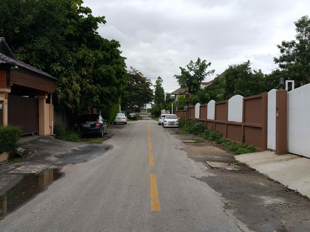 ภาพถนนตรงที่ หมู่บ้านสุขเกษม ป่าตัน เทศบาลนครเขียงใหม่ ตั้งอยู่ ถ่ายโดย jrcarlsen พ.ศ. 2558 (2015) · A street-level view of where หมู่บ้านสุขเกษม ป่าตัน เทศบาลนครเขียงใหม่ · Suk Kasem Pa Tan Thetsaban Nakhon Khiangmai Village stands, by jrcarlsen in 2558 (2015)
