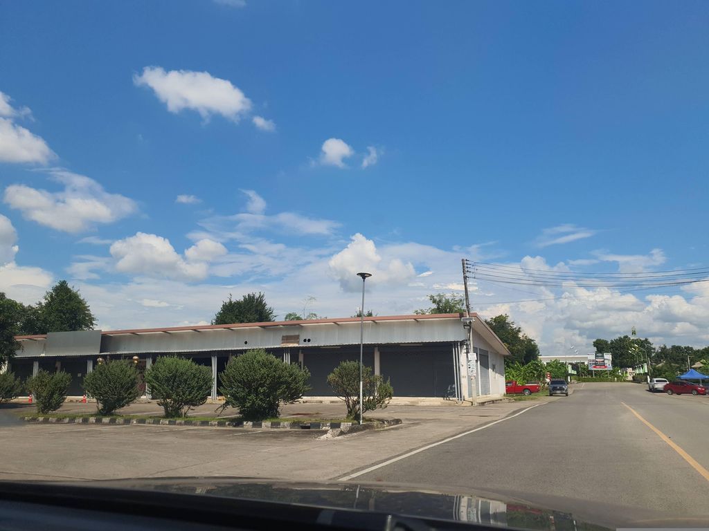 ภาพถนนตรงที่ Skykick Muaythai Gym1 ตั้งอยู่ ถ่ายโดย jrcarlsen พ.ศ. 2566 (2023) · A street-level view of where Skykick Muaythai Gym1 stands, by jrcarlsen in 2566 (2023)