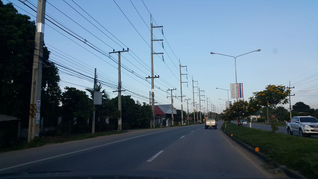 ภาพถนนตรงที่ บมจ. อลิอันซ์ ประกันชีวิต สาขาจอมทอง ตั้งอยู่ ถ่ายโดย jrcarlsen พ.ศ. 2559 (2016) · A street-level view of where บมจ. อลิอันซ์ ประกันชีวิต สาขาจอมทอง · Bamot. Allianz Prakanchiwit Sakha Chom Thong stands, by jrcarlsen in 2559 (2016)
