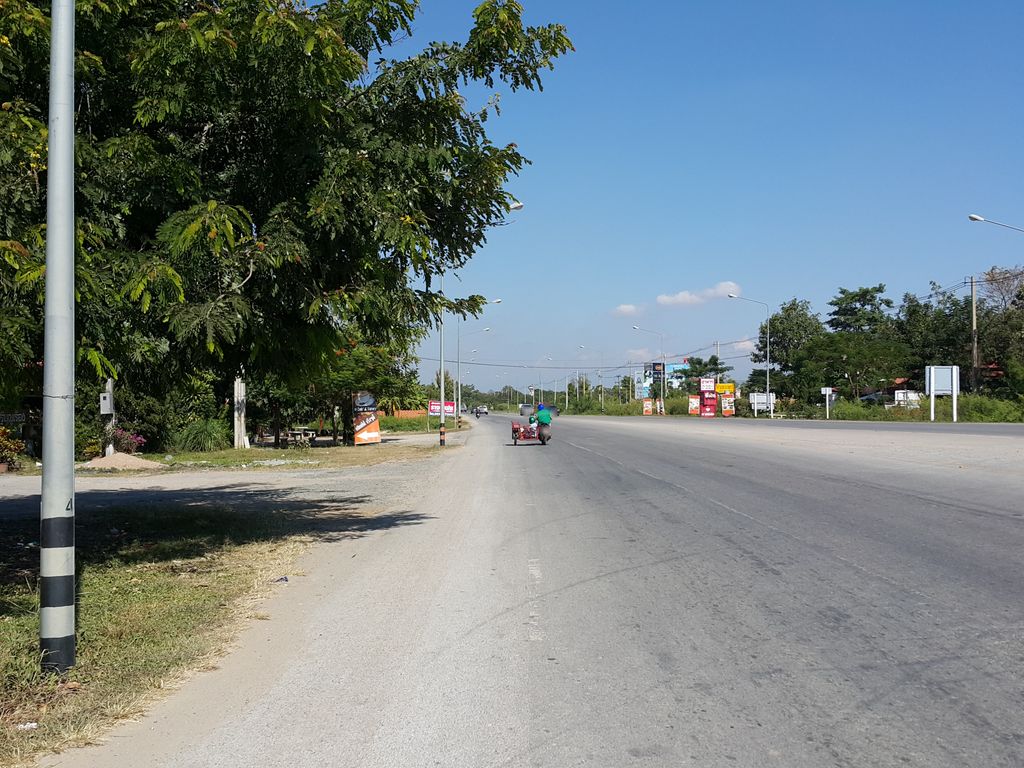 ภาพถนนตรงที่ เตาศรีบุญเรือง เซรามิค ตั้งอยู่ ถ่ายโดย jrcarlsen พ.ศ. 2557 (2014) · A street-level view of where เตาศรีบุญเรือง เซรามิค · Tao Sibunrueang Seramik stands, by jrcarlsen in 2557 (2014)