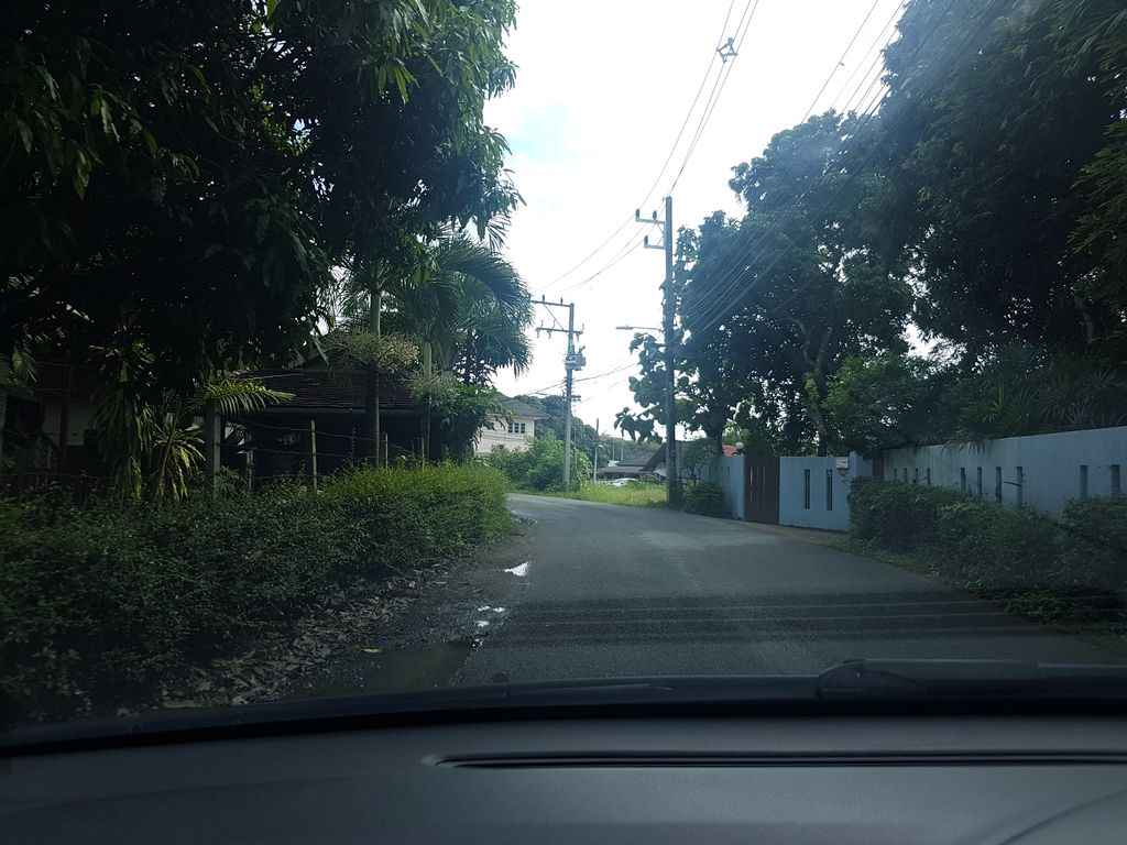 ภาพถนนตรงที่ ร้านท่าเจ้าริมปิง ตั้งอยู่ ถ่ายโดย ekkarin พ.ศ. 2561 (2018) · A street-level view of where ร้านท่าเจ้าริมปิง · Ran Tha Chao Rimping stands, by ekkarin in 2561 (2018)