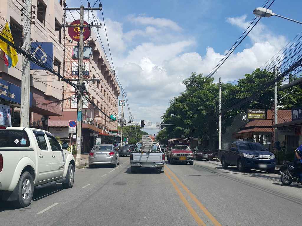 ภาพถนนตรงที่ ศูนย์เครื่องสำอางคิวท์เพรสเชียงใหม่ ธัญศญา ตั้งอยู่ ถ่ายโดย jrcarlsen พ.ศ. 2558 (2015) · A street-level view of where ศูนย์เครื่องสำอางคิวท์เพรสเชียงใหม่ ธัญศญา · Khrueangsamang Khio Phret Chiang Mai Thansaya Centre stands, by jrcarlsen in 2558 (2015)