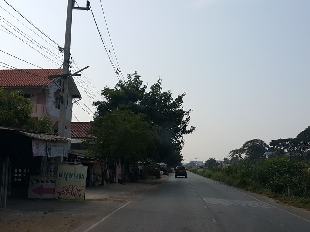 ภาพถนนตรงที่ Very Smoothies เวรี่สมูทตี้ น้ำปั่น&กาแฟ ตั้งอยู่ ถ่ายโดย jrcarlsen พ.ศ. 2558 (2015) · A street-level view of where Very Smoothies เวรี่สมูทตี้ น้ำปั่น&กาแฟ stands, by jrcarlsen in 2558 (2015)