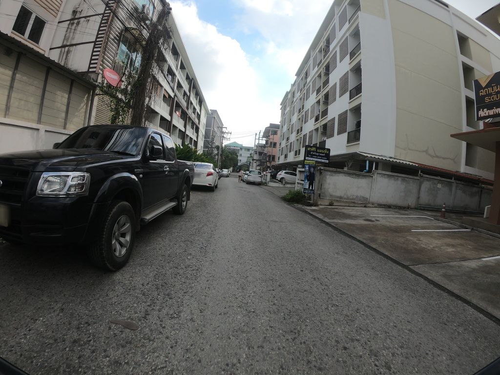 ภาพถนนตรงที่ Cenixoft ตั้งอยู่ ถ่ายโดย chanuwath_grab พ.ศ. 2562 (2019) · A street-level view of where Cenixoft stands, by chanuwath_grab in 2562 (2019)