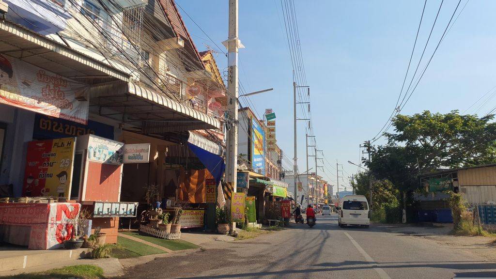 ภาพถนนตรงที่ Bunnybuns Gohan-ramen ตั้งอยู่ ถ่ายโดย jrcarlsen พ.ศ. 2566 (2023) · A street-level view of where Bunnybuns Gohan-ramen stands, by jrcarlsen in 2566 (2023)