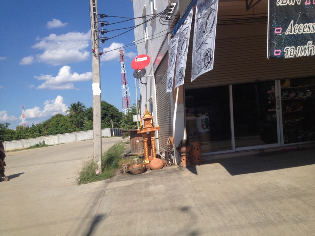 ภาพถนนตรงที่ ร้านแว่นตามีนา สาขาเชียงใหม่ ตั้งอยู่ ถ่ายโดย jimwatana พ.ศ. 2558 (2015) · A street-level view of where ร้านแว่นตามีนา สาขาเชียงใหม่ · Ran Waenta Mina Sakha Chiang Mai stands, by jimwatana in 2558 (2015)
