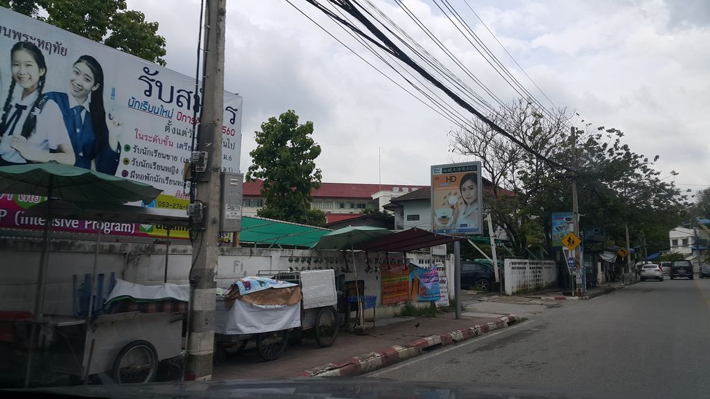 ภาพถนนตรงที่ สยาม คอร์ท ตั้งอยู่ ถ่ายโดย jrcarlsen พ.ศ. 2560 (2017) · A street-level view of where สยาม คอร์ท · Sayam Court stands, by jrcarlsen in 2560 (2017)